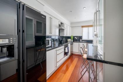 Charming 2Bed Duplex Apartment w/parking - image 3