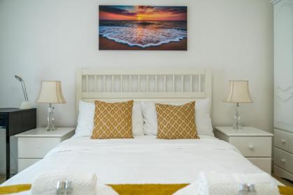 Charming 2Bed Duplex Apartment w/parking - image 4
