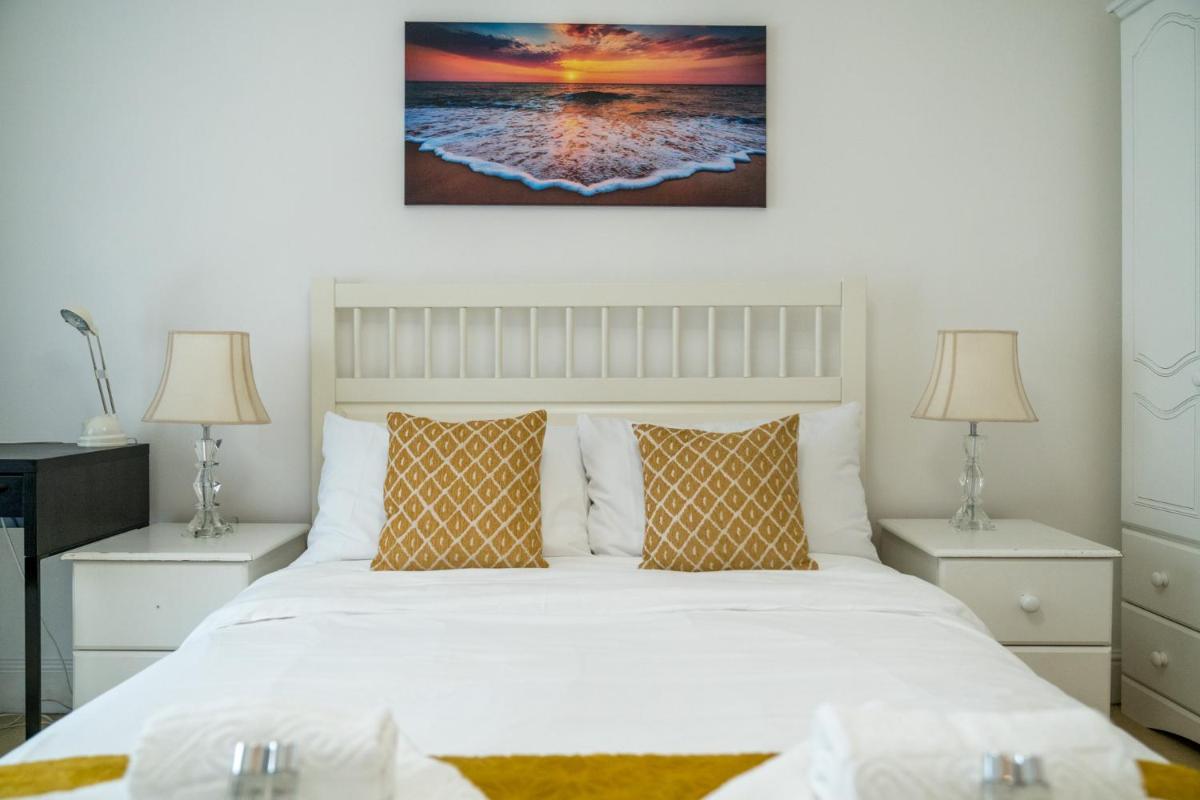 Charming 2Bed Duplex Apartment w/parking - image 4