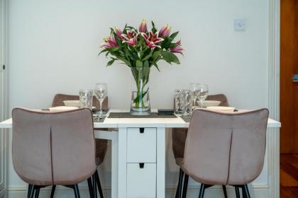 Charming 2Bed Duplex Apartment w/parking - image 5