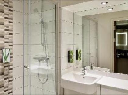 Premier Inn London Canary Wharf (Westferry) - image 11