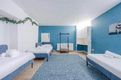 KING size Beds in Huge Converted Pub Group Stay
