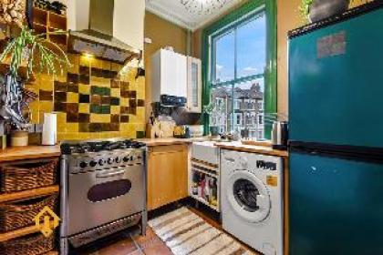 Peaceful 2-bedroom flat near Queens Park Station - image 8