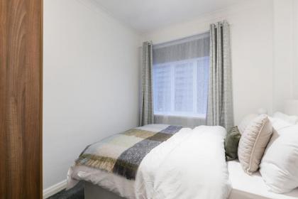 Central London 1 bed apartment - image 16