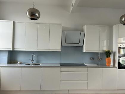 Elegant 1st Floor 1BR Belsize Park Apartment - image 3