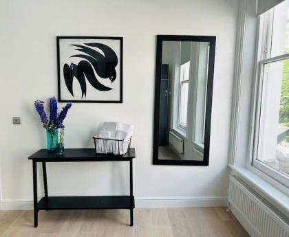 Elegant 1st Floor 1BR Belsize Park Apartment - image 6