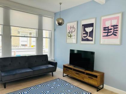 Elegant 1st Floor 1BR Belsize Park Apartment - image 8