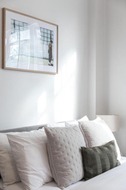 Beautifully presented centrally located studio apartment - image 10