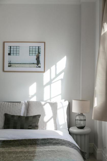 Beautifully presented centrally located studio apartment - image 11