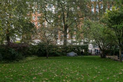 Beautifully presented centrally located studio apartment - image 12