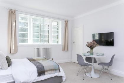 Beautifully presented centrally located studio apartment - image 14