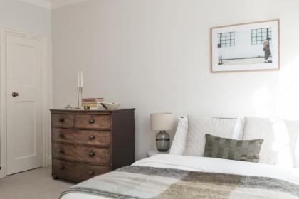 Beautifully presented centrally located studio apartment - image 17