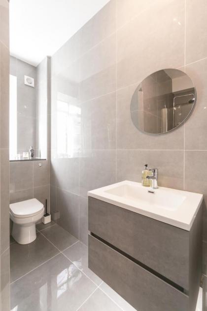Beautifully presented centrally located studio apartment - image 18