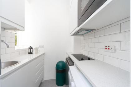Beautifully presented centrally located studio apartment - image 19