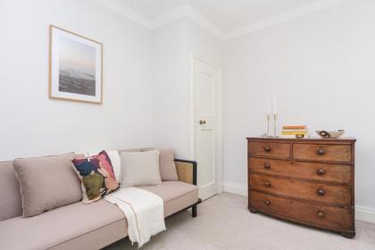 Beautifully presented centrally located studio apartment - image 20