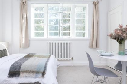 Beautifully presented centrally located studio apartment - image 3