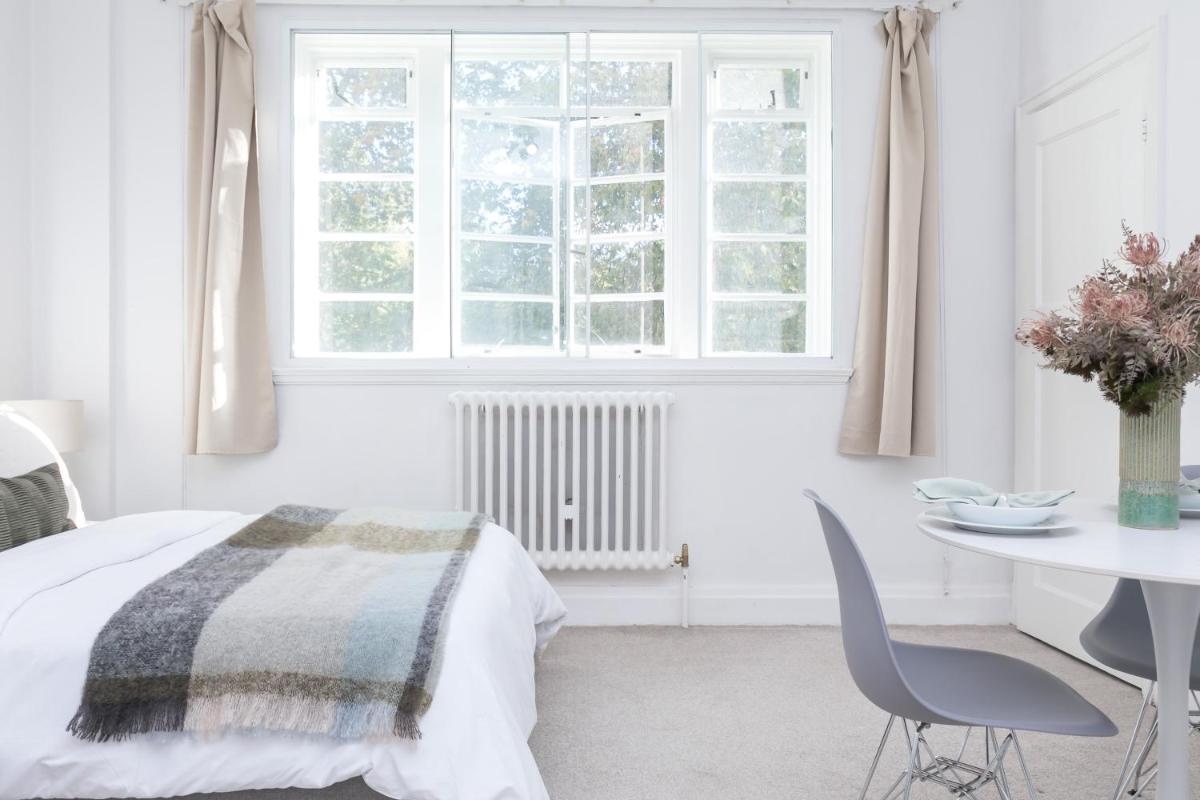 Beautifully presented centrally located studio apartment - image 3
