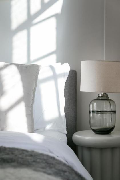 Beautifully presented centrally located studio apartment - image 4
