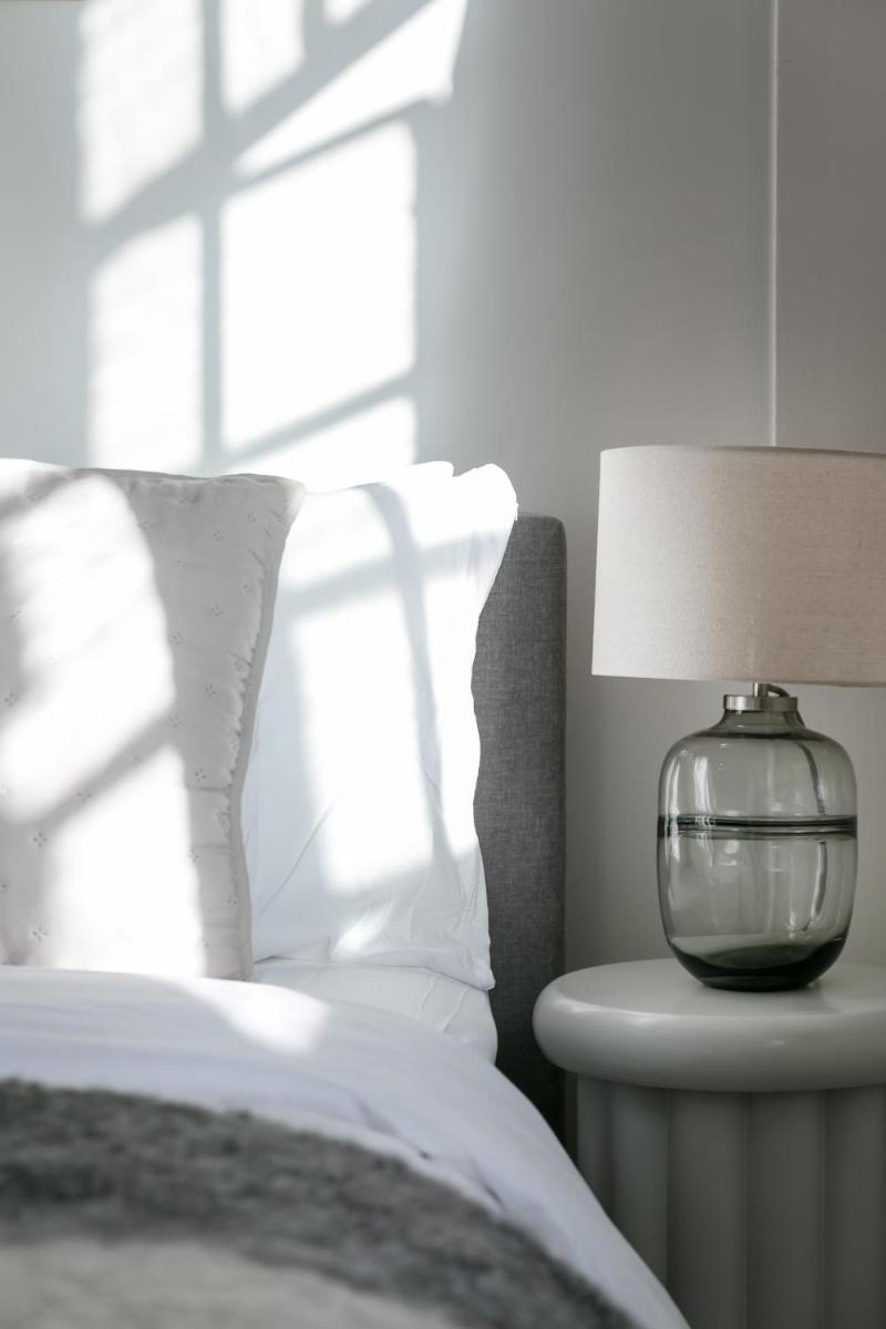 Beautifully presented centrally located studio apartment - image 4