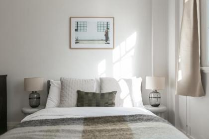 Beautifully presented centrally located studio apartment - image 5