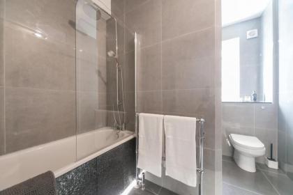 Beautifully presented centrally located studio apartment - image 6