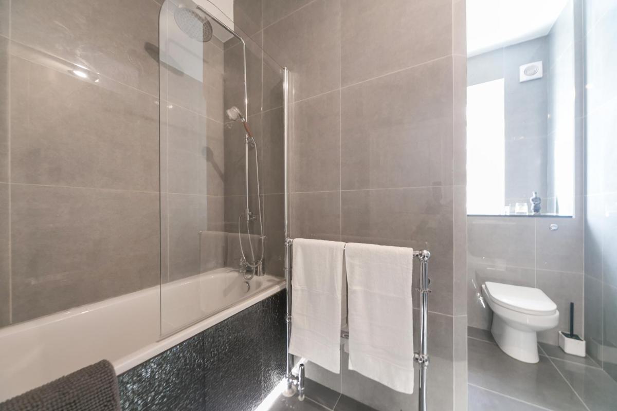 Beautifully presented centrally located studio apartment - image 6