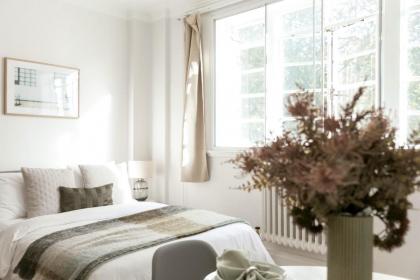 Beautifully presented centrally located studio apartment - image 9