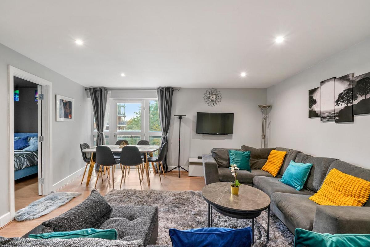 Charming 3-Bed Apartment in London - main image