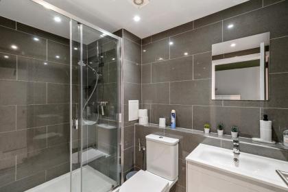 Charming 3-Bed Apartment in London - image 10