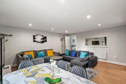 Charming 3-Bed Apartment in London - image 11