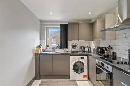 Charming 3-Bed Apartment in London - image 12