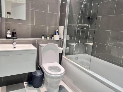 Charming 3-Bed Apartment in London - image 14