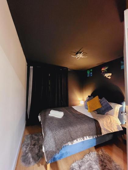 Charming 3-Bed Apartment in London - image 15
