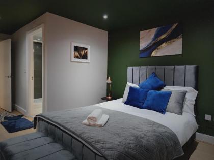 Charming 3-Bed Apartment in London - image 17