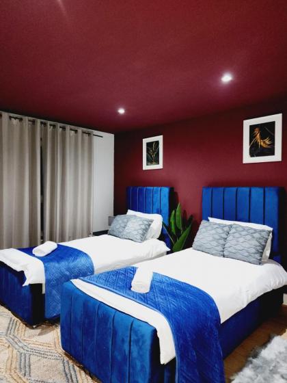 Charming 3-Bed Apartment in London - image 18