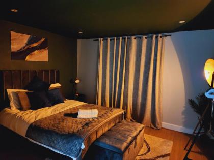 Charming 3-Bed Apartment in London - image 19