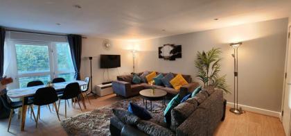 Charming 3-Bed Apartment in London - image 2