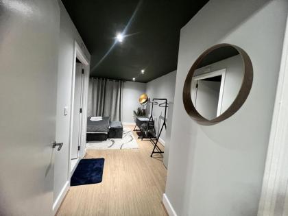 Charming 3-Bed Apartment in London - image 20