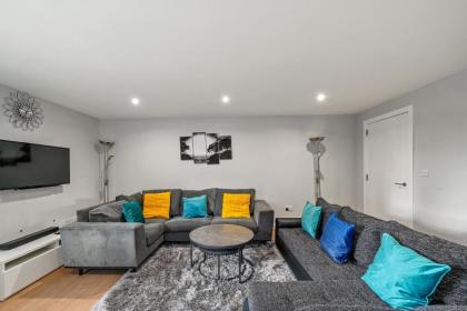 Charming 3-Bed Apartment in London - image 3