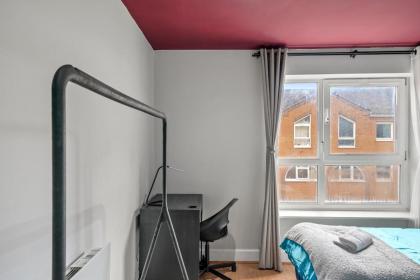 Charming 3-Bed Apartment in London - image 4