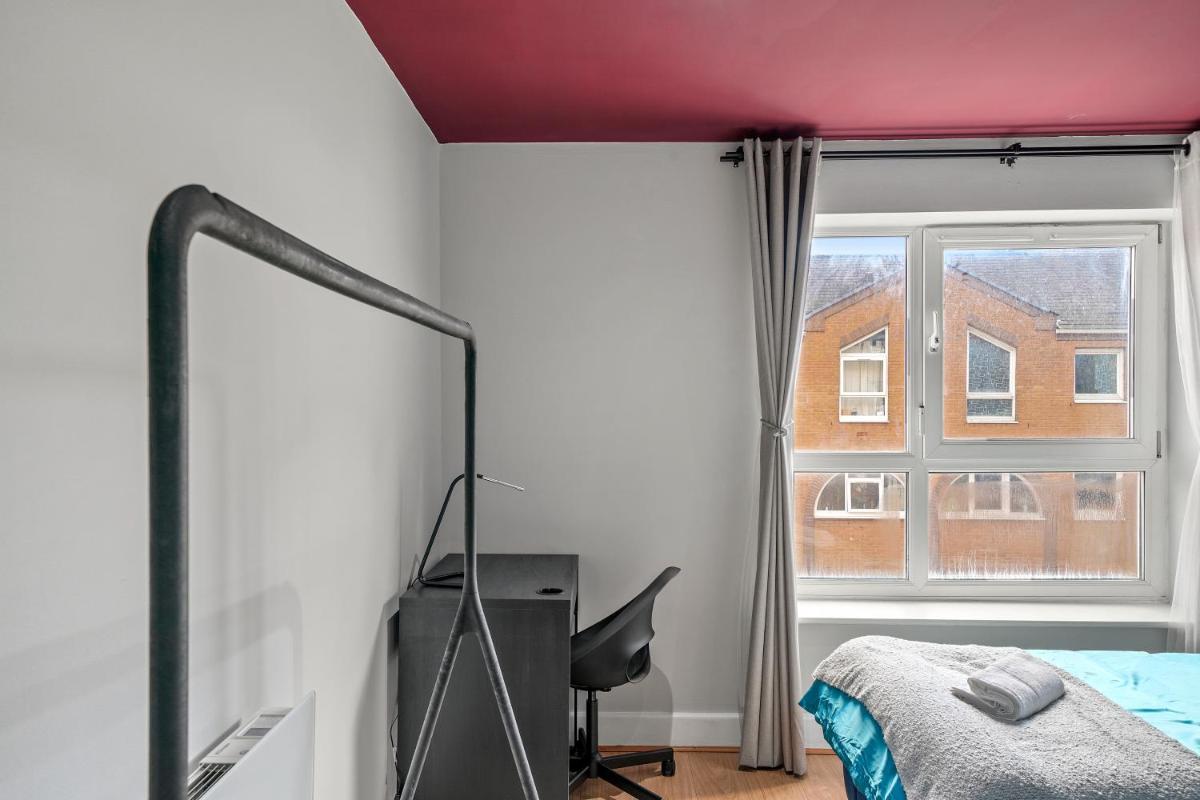 Charming 3-Bed Apartment in London - image 4