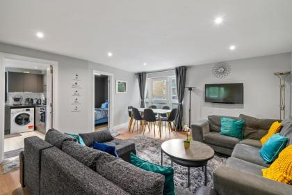 Charming 3-Bed Apartment in London - image 5