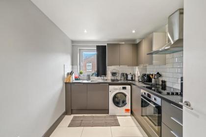 Charming 3-Bed Apartment in London - image 6