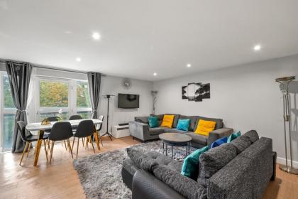 Charming 3-Bed Apartment in London - image 7