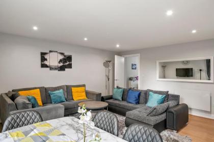 Charming 3-Bed Apartment in London - image 8