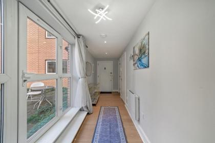 Charming 3-Bed Apartment in London - image 9