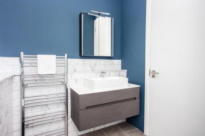 Bright Vibrant 1 Bedroom Apartment in South Hampstead - image 17