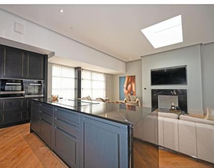 Luxurious Penthouse Kensington - image 2