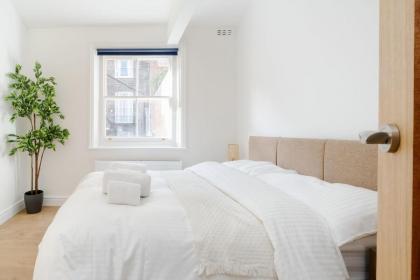 Modern 3 Bedroom and 2 Bathroom Apartment - image 12