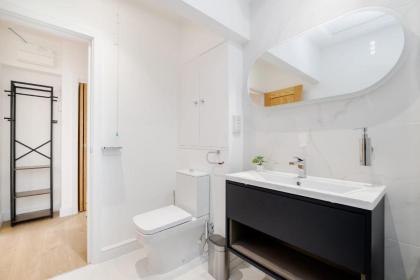 Modern 3 Bedroom and 2 Bathroom Apartment - image 13